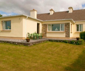 4-Bed Cottage in Co Galway 5 minutes from Beach