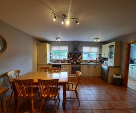 Manor Holiday Home-Sleeps 8