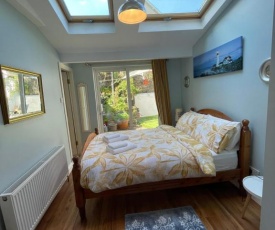 Centre of Killaloe Village, Lovely Apartment with a Garden